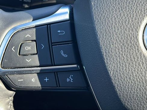 Used 2021 Toyota Highlander XLE AWD/4WD image 20
