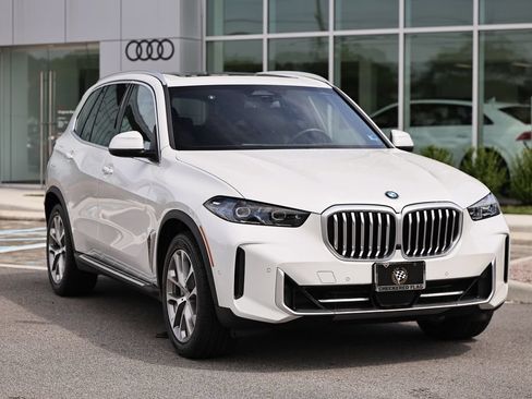 Used 2025 BMW X5 xDrive40i AWD/4WD image 2