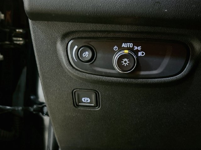 Used 2024 GMC Terrain SLE w/ Driver Convenience Package FWD image 10