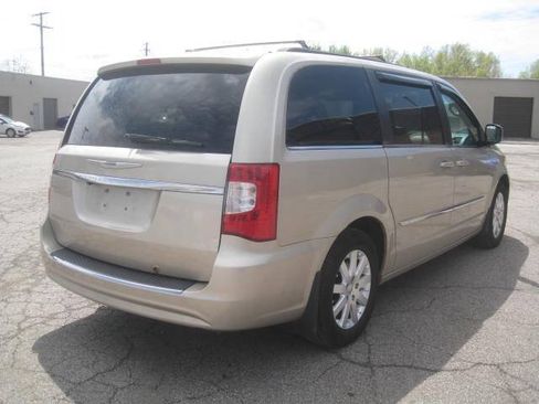 Used 2014 Chrysler Town & Country Touring FWD image 5