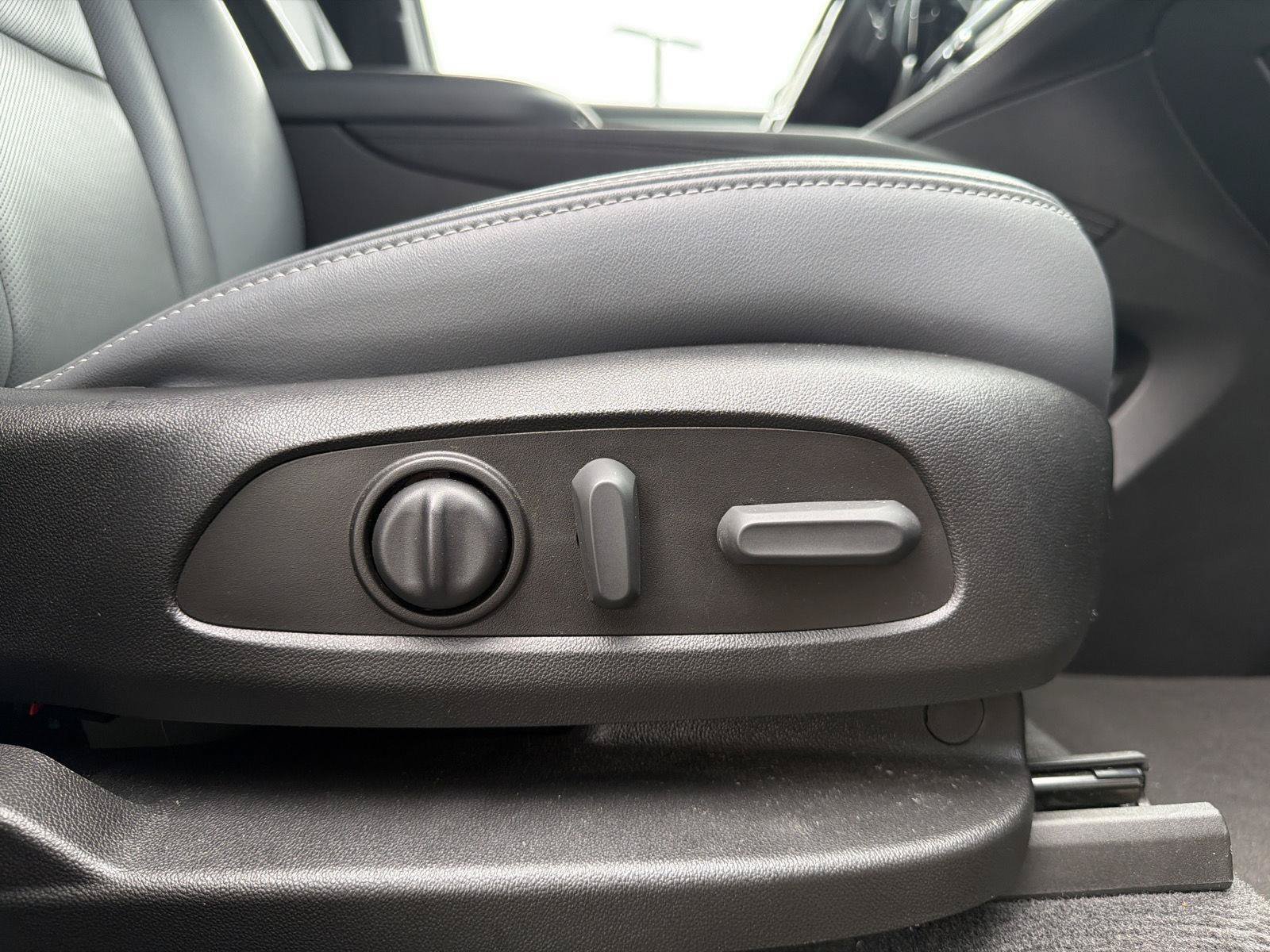 Used 2023 Buick Enclave Essence FWD image 32