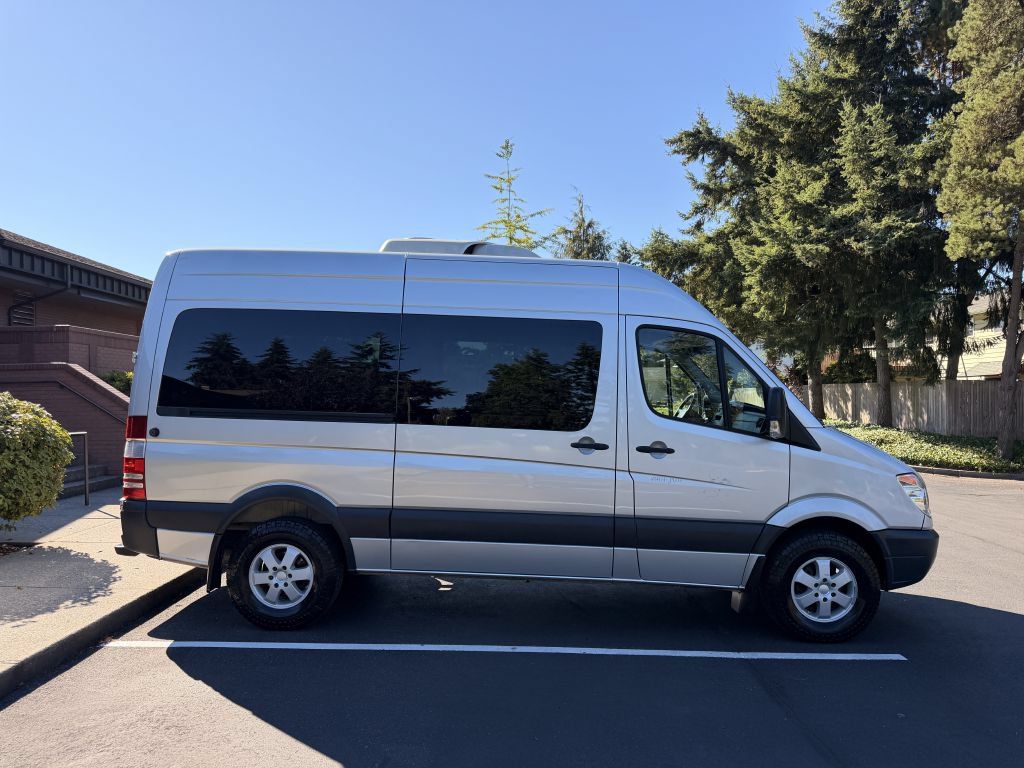Used 2009 Freightliner Sprinter 2500 RWD image 9