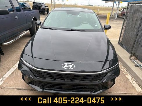 Used 2025 Hyundai Elantra SEL image 4