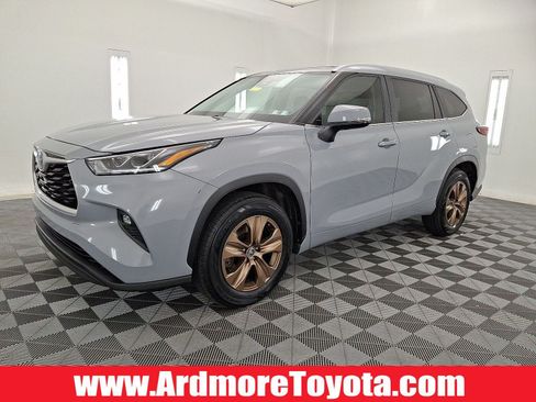 Used 2023 Toyota Highlander Bronze Edition FWD image 1