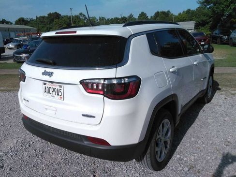 Used 2024 Jeep Compass Latitude AWD/4WD image 3