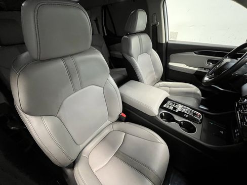 Used 2024 Honda Pilot Touring image 12