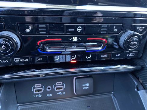 New 2025 Jeep Grand Cherokee Laredo image 12