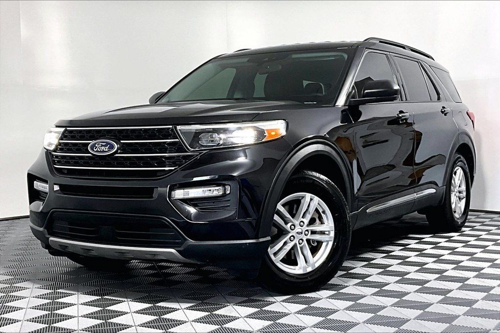 Used 2024 Ford Explorer XLT w/ Equipment Group 202A RWD image 2