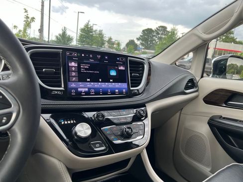 Used 2023 Chrysler Pacifica Limited image 24