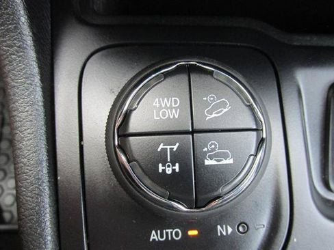 Used 2020 Jeep Cherokee Trailhawk w/ Cold Weather Group AWD/4WD image 15