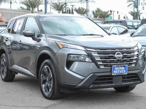 Used 2025 Nissan Rogue SV FWD image 3