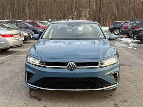 Certified 2025 Volkswagen Jetta SE w/ Sunroof Package image 6