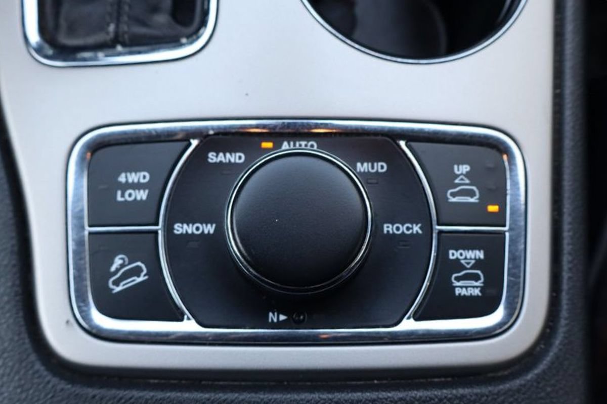 Used 2019 Jeep Grand Cherokee Overland AWD/4WD image 18