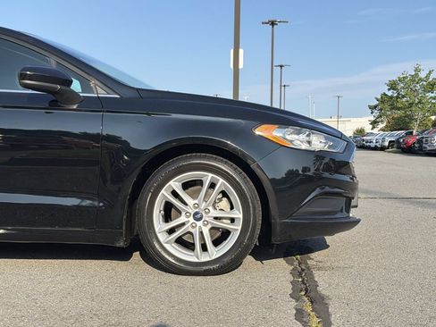 Used 2018 Ford Fusion SE w/ Fusion SE Technology Package FWD image 9