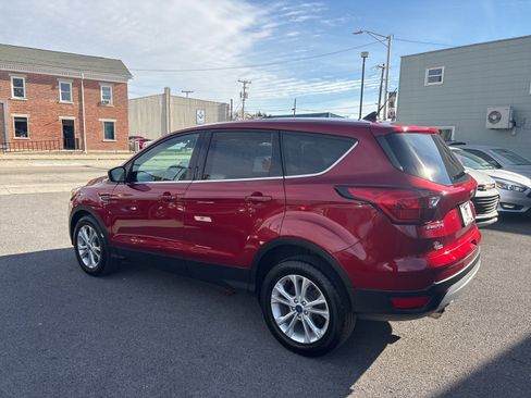 Used 2019 Ford Escape SE image 2
