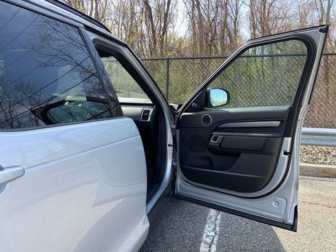 Used 2024 Land Rover Discovery Dynamic SE image 17