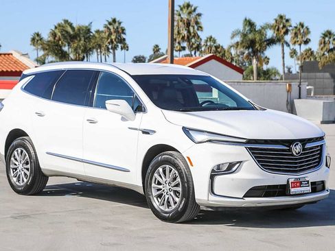 Used 2023 Buick Enclave Essence image 4