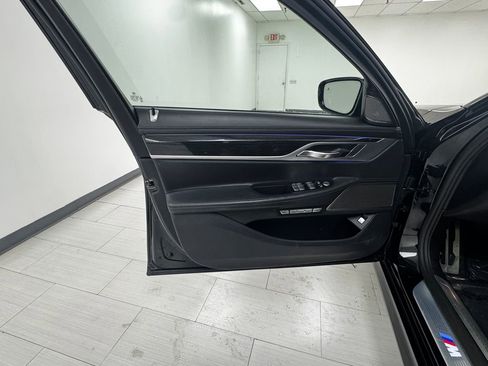 Used 2018 BMW 750i xDrive image 9