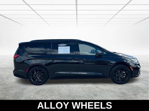 Used 2025 Chrysler Pacifica Limited image 7