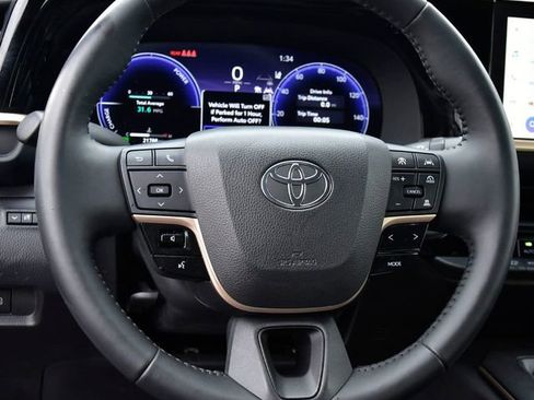 Used 2023 Toyota Crown Limited image 19