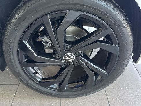 Used 2025 Volkswagen Jetta SE w/ Sunroof Package FWD image 19