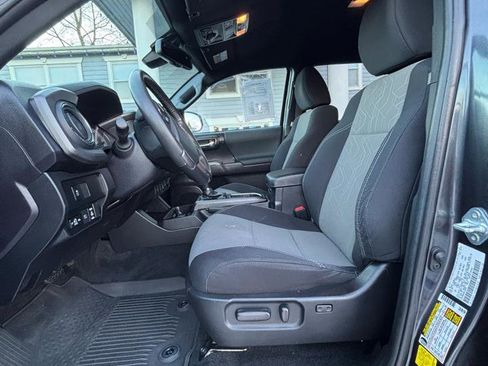 Used 2022 Toyota Tacoma TRD Off-Road AWD/4WD image 9