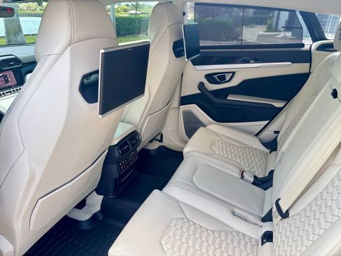 Used 2020 Lamborghini Urus AWD/4WD image 21