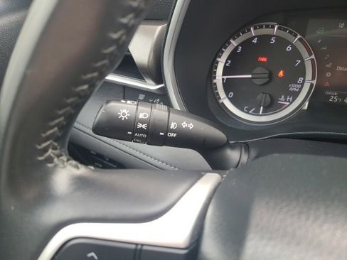 Used 2023 Toyota Highlander XLE image 23