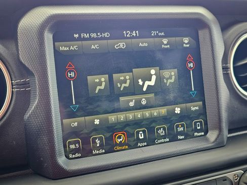 Used 2018 Jeep Wrangler Unlimited Sahara image 21