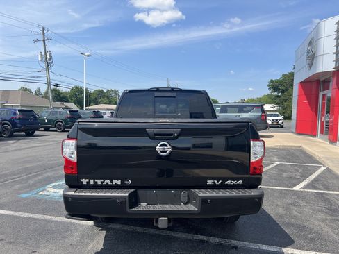 Used 2018 Nissan Titan SV w/ SV Convenience Package AWD/4WD image 6