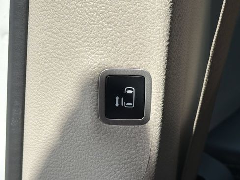 Used 2024 Chrysler Pacifica Touring-L FWD image 21