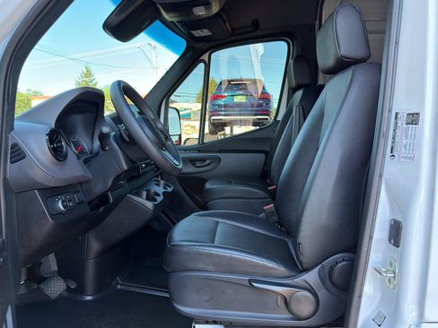 Used 2024 Mercedes-Benz Sprinter 2500 image 9