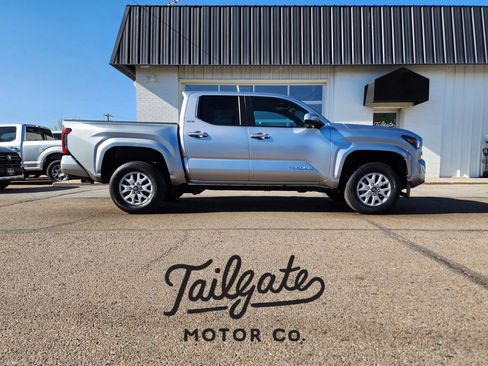 Used 2024 Toyota Tacoma SR5 AWD/4WD image 1