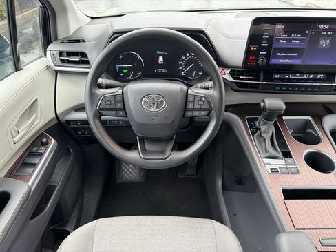 Used 2024 Toyota Sienna LE image 21
