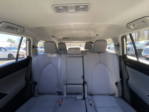 Used 2023 Toyota Highlander LE AWD/4WD image 35