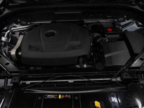 Used 2021 Volvo XC60 T5 Momentum w/ Premium Package image 24