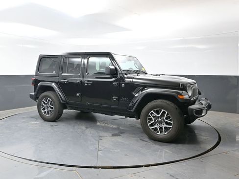 Used 2025 Jeep Wrangler Unlimited Sahara AWD/4WD image 3