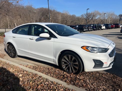 Used 2019 Ford Fusion SE image 3
