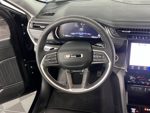 Used 2023 Jeep Grand Cherokee Limited image 15