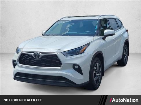 Used 2022 Toyota Highlander XLE AWD/4WD image 1