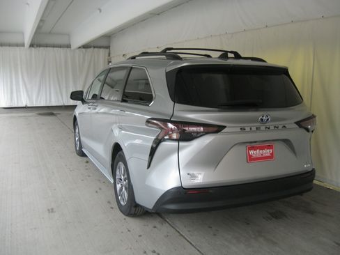 Used 2023 Toyota Sienna XLE image 27
