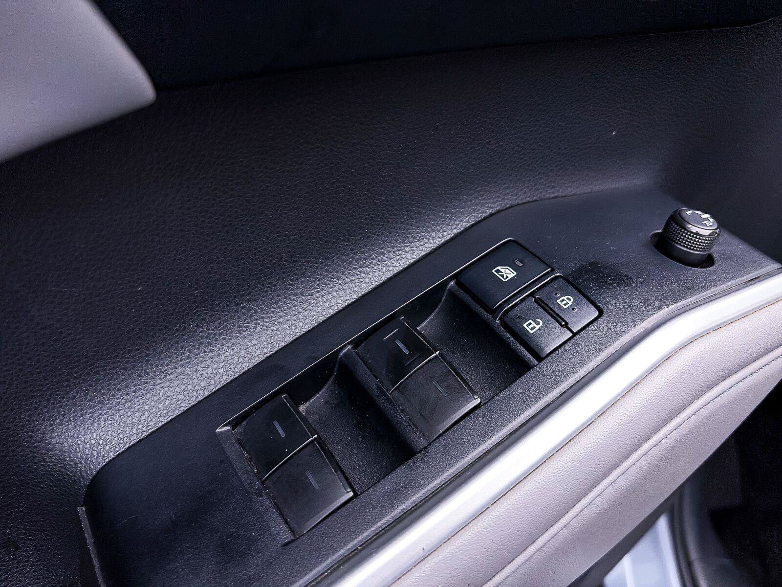 Used 2022 Toyota Highlander XLE FWD image 18