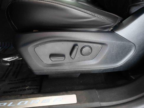 Used 2023 Ford Explorer Platinum w/ Technology Package AWD/4WD image 12