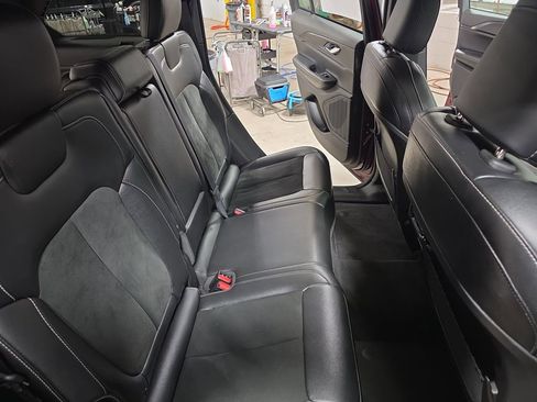 Used 2024 Jeep Grand Cherokee Altitude image 11