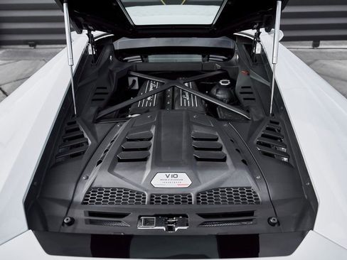 Used 2020 Lamborghini Huracan EVO image 24