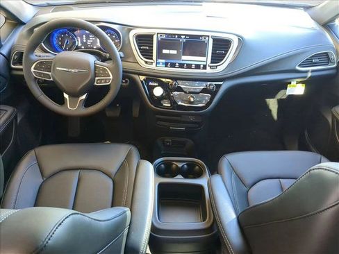 New 2026 Chrysler Pacifica Select image 14