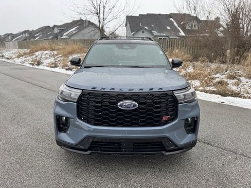 Used 2025 Ford Explorer ST image 3