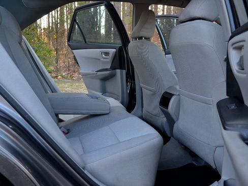 Used 2015 Toyota Camry LE image 9