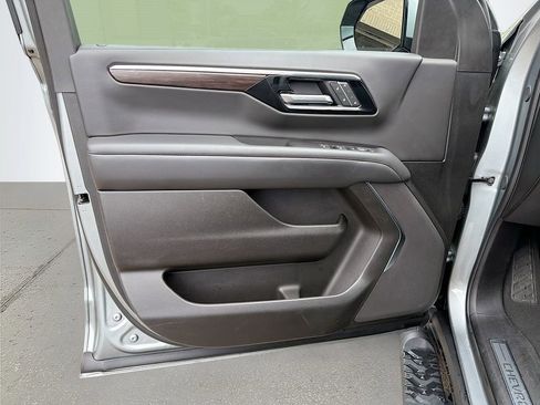 Used 2025 Chevrolet Suburban Z71 AWD/4WD image 23