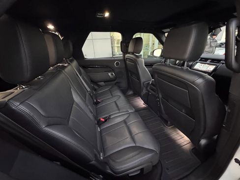 Used 2020 Land Rover Discovery SE image 15